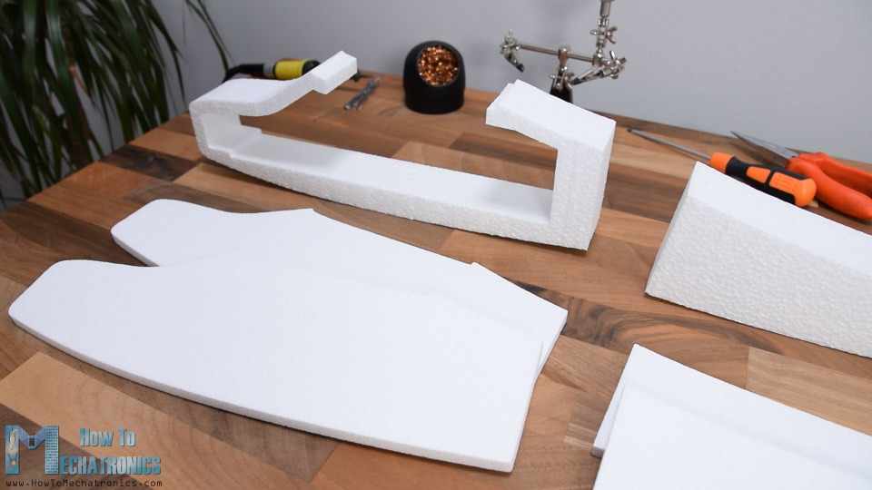 DIY RC飞机零件由聚苯乙烯泡沫塑料和数控热线机制成