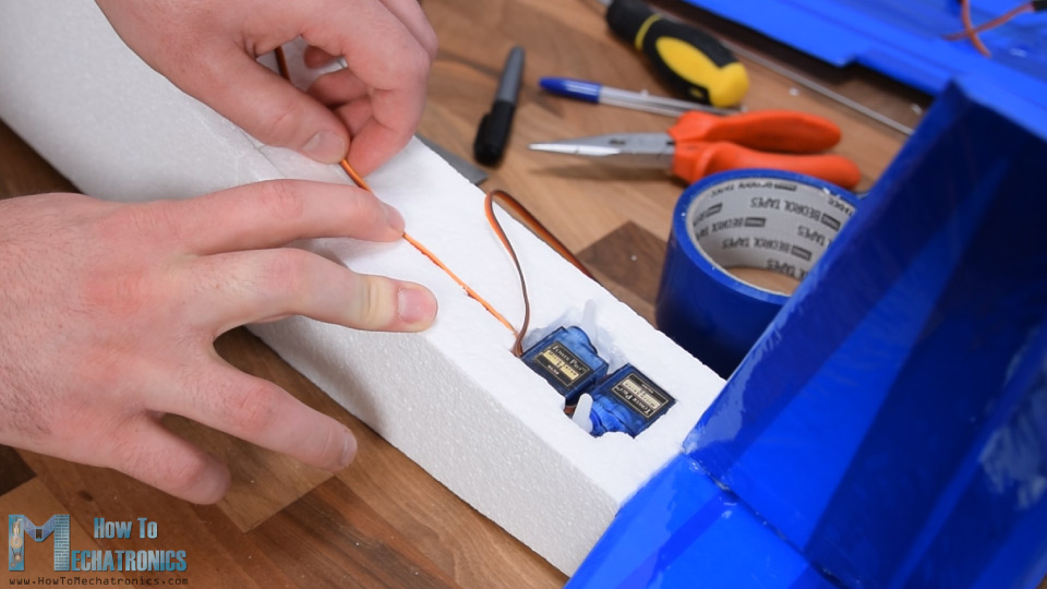 安装舵和电梯伺服器为Arduino RC飞机